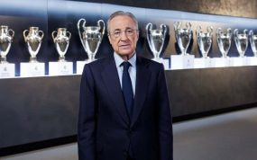 Florentino Pérez, en la sala de trofeos del Real Madrid.