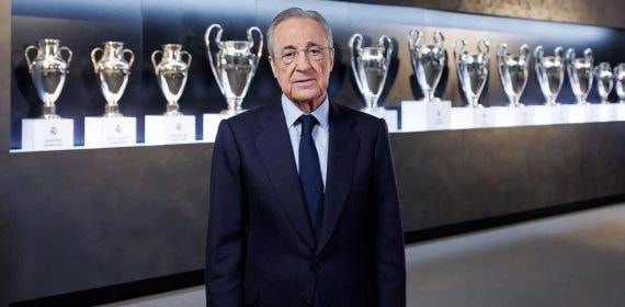 Florentino Pérez, en la sala de trofeos del Real Madrid.