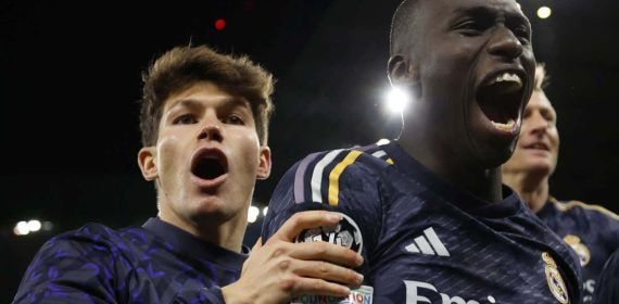 Fran García celebra junto a Ferland Mendy la histórica victoria ante el City.