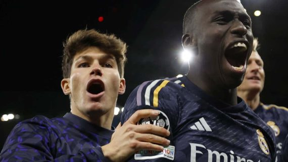 Fran García celebra junto a Ferland Mendy la histórica victoria ante el City.