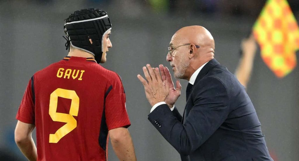 De la Fuente y Gavi, en un partido de la Selección.