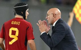 De la Fuente y Gavi, en un partido de la Selección.