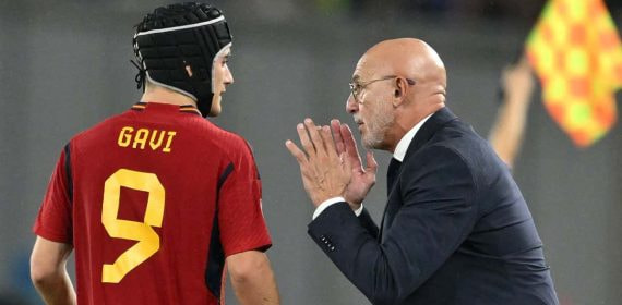 De la Fuente y Gavi, en un partido de la Selección.
