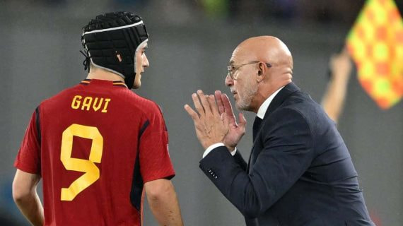 De la Fuente y Gavi, en un partido de la Selección.