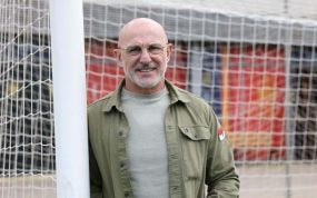 Luis de la Fuente, seleccionador nacional, posa para Relevo el pasado martes en la Ciudad del Fútbol de Las Rozas.