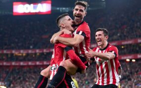Sancet coge a Yeray en la celebración de un gol del Athletic ante la presencia de Vivian.