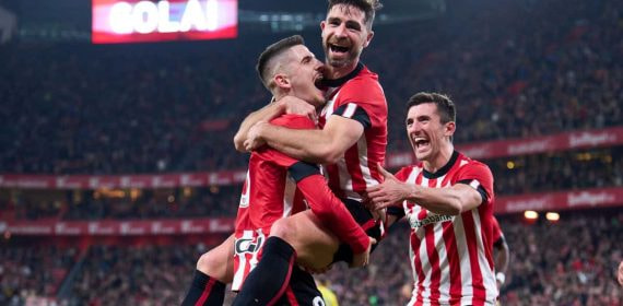 Sancet coge a Yeray en la celebración de un gol del Athletic ante la presencia de Vivian.