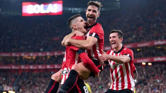 Sancet coge a Yeray en la celebración de un gol del Athletic ante la presencia de Vivian.