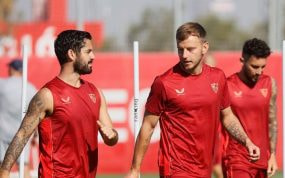 Isco charla con Rakitic en un entrenamiento del Sevilla.
