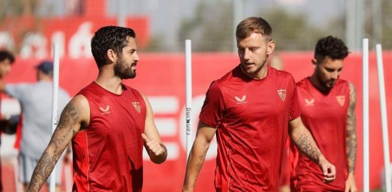 Isco charla con Rakitic en un entrenamiento del Sevilla.