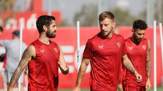 Isco charla con Rakitic en un entrenamiento del Sevilla.