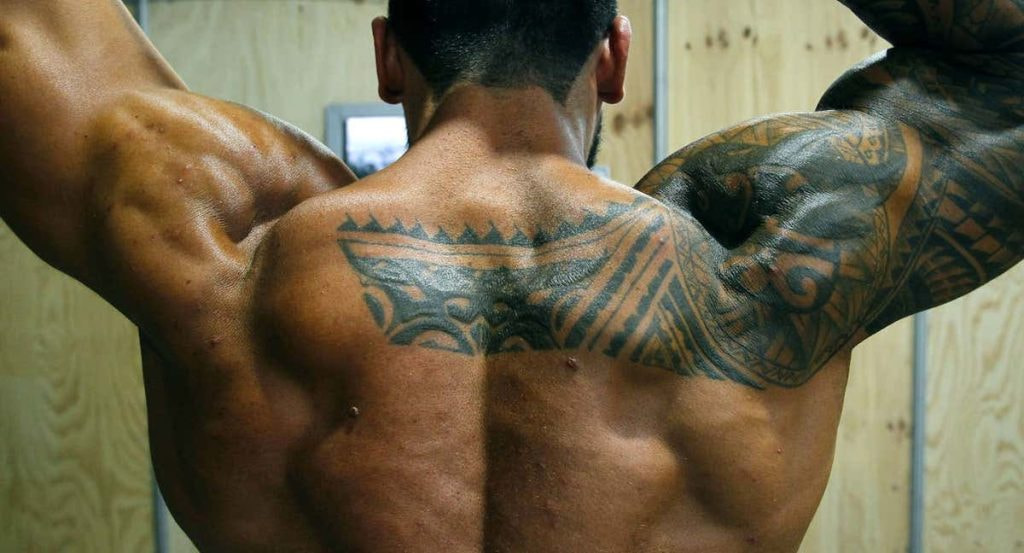 Un cuerpo musculado, visto de espaldas.