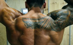 Un cuerpo musculado, visto de espaldas.