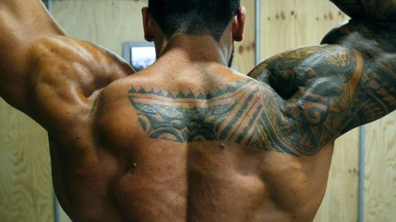 Un cuerpo musculado, visto de espaldas.