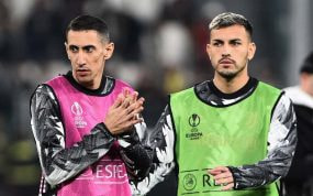 Paredes junto a Di Maria en el calentamiento previo al partido contra el Nantes de Europa League.