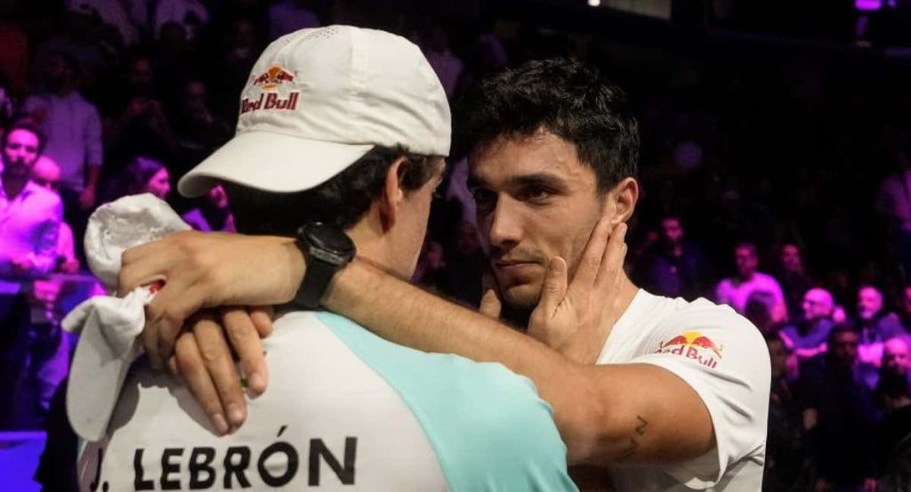 Ale Galán abraza a Juan Lebrón tras ganar el torneo de Milán.