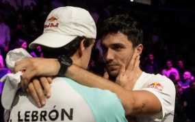 Ale Galán abraza a Juan Lebrón tras ganar el torneo de Milán.