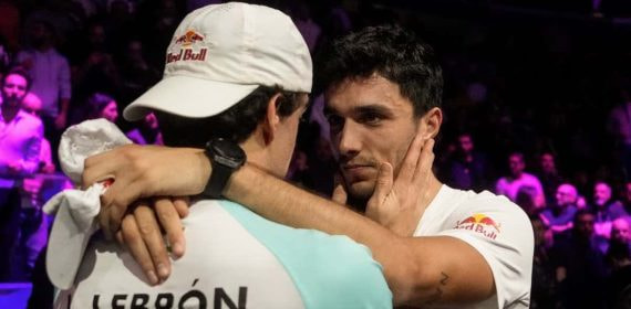 Ale Galán abraza a Juan Lebrón tras ganar el torneo de Milán.