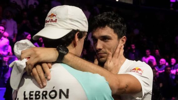 Ale Galán abraza a Juan Lebrón tras ganar el torneo de Milán.