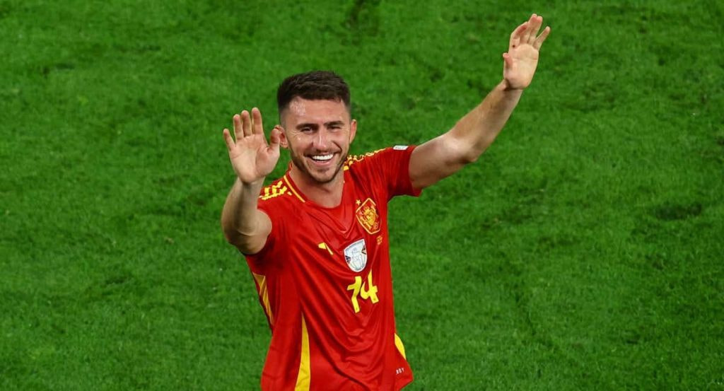Laporte saluda al público durante la Eurocopa de 2024.
