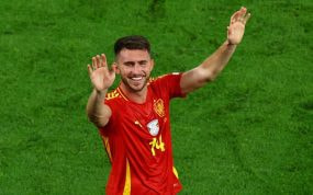 Laporte saluda al público durante la Eurocopa de 2024.