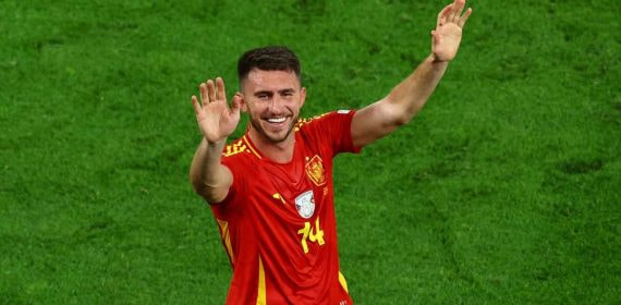 Laporte saluda al público durante la Eurocopa de 2024.