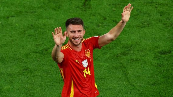 Laporte saluda al público durante la Eurocopa de 2024.