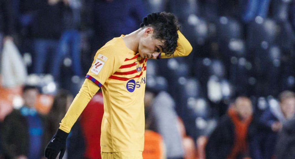 Pedri, jugando un partido con el Barcelona esta temporada.