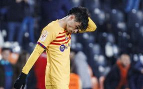 Pedri, jugando un partido con el Barcelona esta temporada.