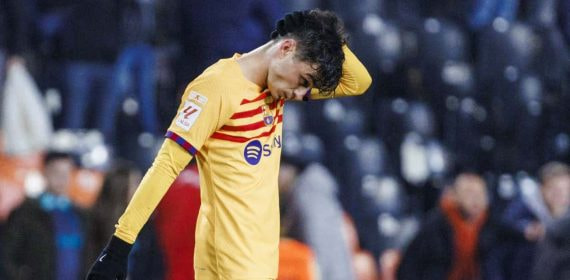 Pedri, jugando un partido con el Barcelona esta temporada.