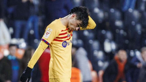Pedri, jugando un partido con el Barcelona esta temporada.