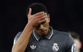 Bellingham se lamenta durante el Arsenal-Real Madrid.