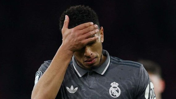 Bellingham se lamenta durante el Arsenal-Real Madrid.