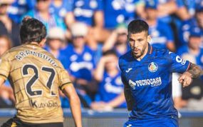 Un jugador del Getafe controla el balón ante Aramburu, de la Real Sociedad