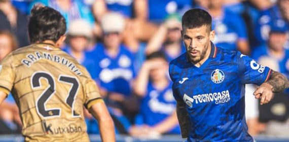 Un jugador del Getafe controla el balón ante Aramburu, de la Real Sociedad