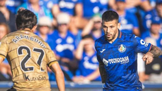 Un jugador del Getafe controla el balón ante Aramburu, de la Real Sociedad