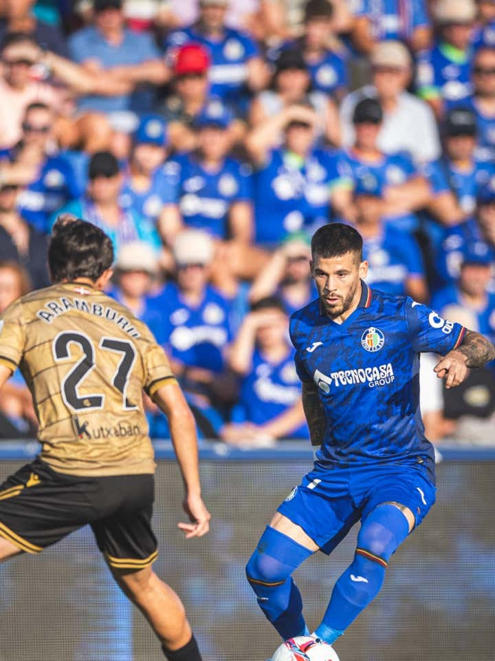 Un jugador del Getafe controla el balón ante Aramburu, de la Real Sociedad