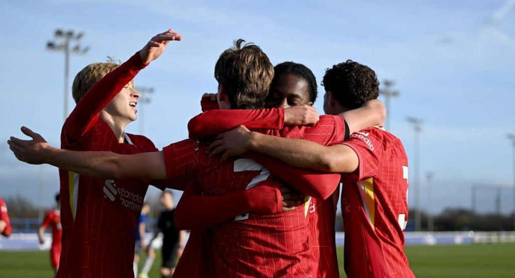 El Liverpool, celebrando un gol ante el Everton en la liga inglesa.