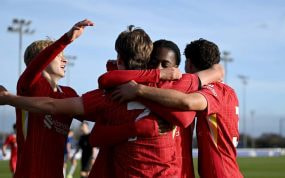El Liverpool, celebrando un gol ante el Everton en la liga inglesa.