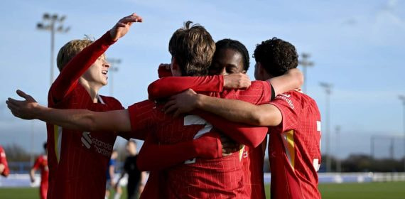 El Liverpool, celebrando un gol ante el Everton en la liga inglesa.