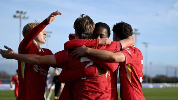 El Liverpool, celebrando un gol ante el Everton en la liga inglesa.