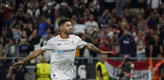 Gonzalo Montiel, en un partido con el Sevilla.