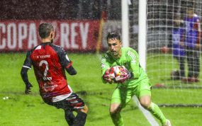 Adri López atrapa un balón durante el Arosa-Granada de Copa.