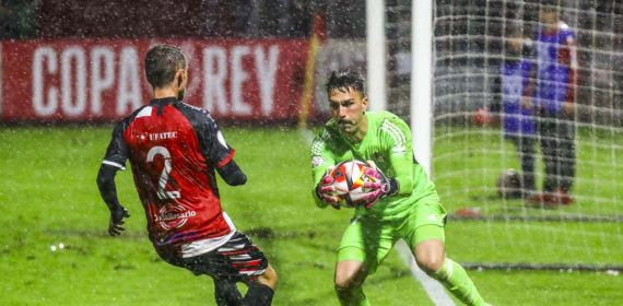 Adri López atrapa un balón durante el Arosa-Granada de Copa.