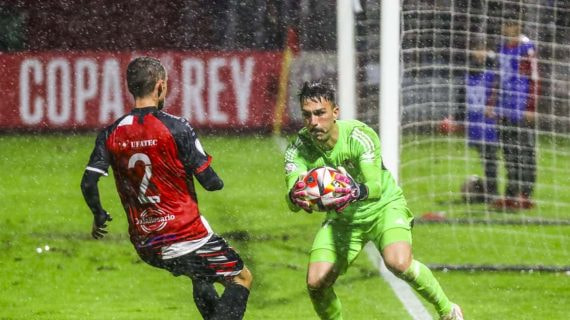 Adri López atrapa un balón durante el Arosa-Granada de Copa.
