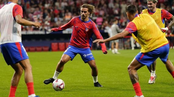 Antoine Griezmann, durante un calentamiento con el Atlético de esta temporada.