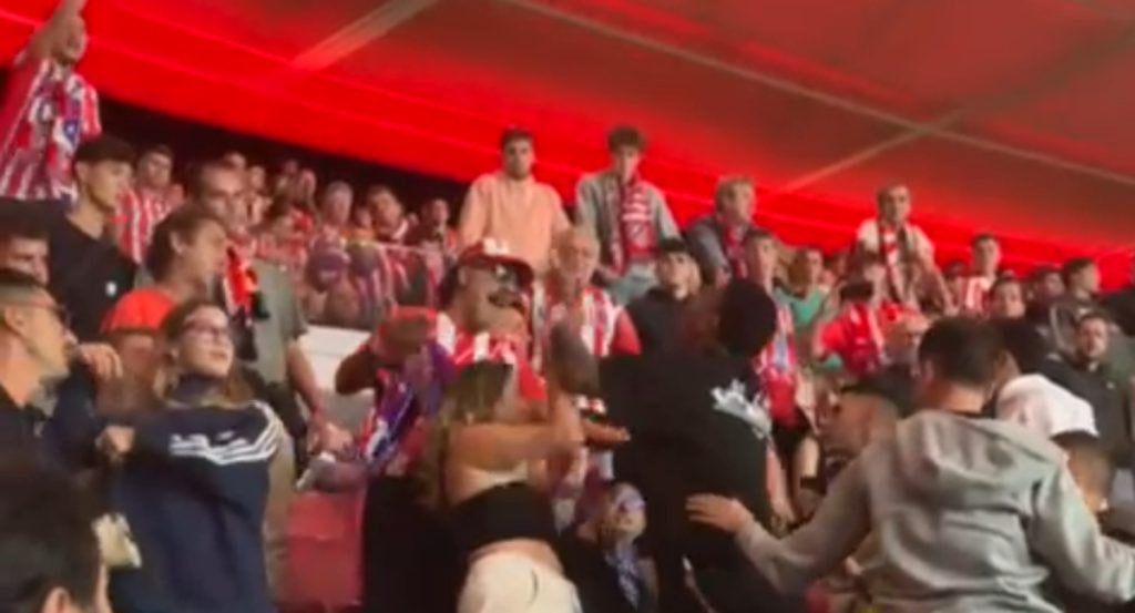 La pelea en la grada.