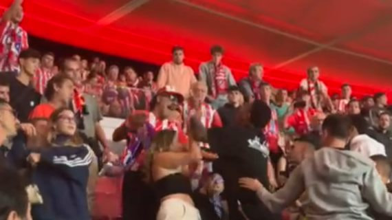 La pelea en la grada.