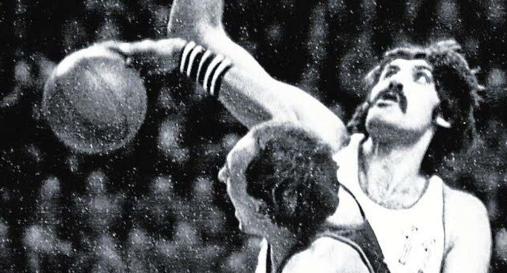Vladimir Tkachenko tapona a De la Cruz.