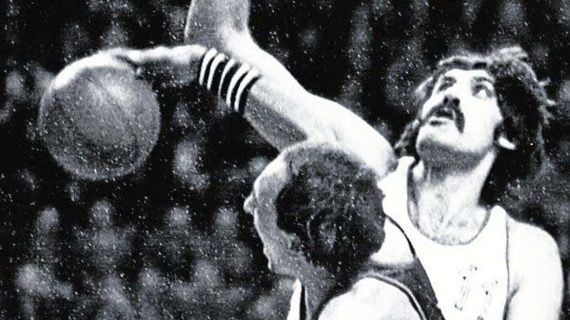 Vladimir Tkachenko tapona a De la Cruz.